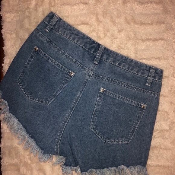 Boohoo Hetty High Rise Mom Shorts Distressed - Picture 2 of 2